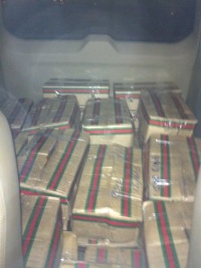 كراتين منجا شحنته من مطار جيزان في سيارتي